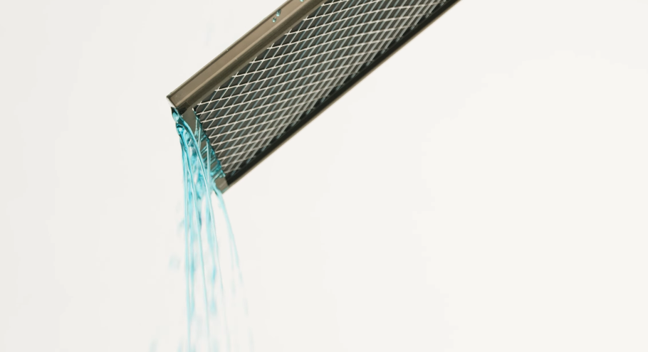 hydrophobic air filter featuring water run-off